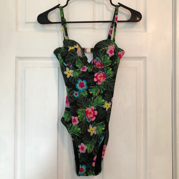 Gorgeous Floral Topshop Swimsuit - Picture 3 of 4